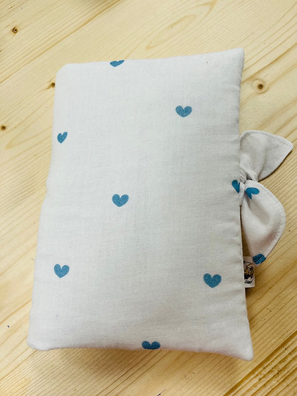 Protège carnet de santé coeurs bleus